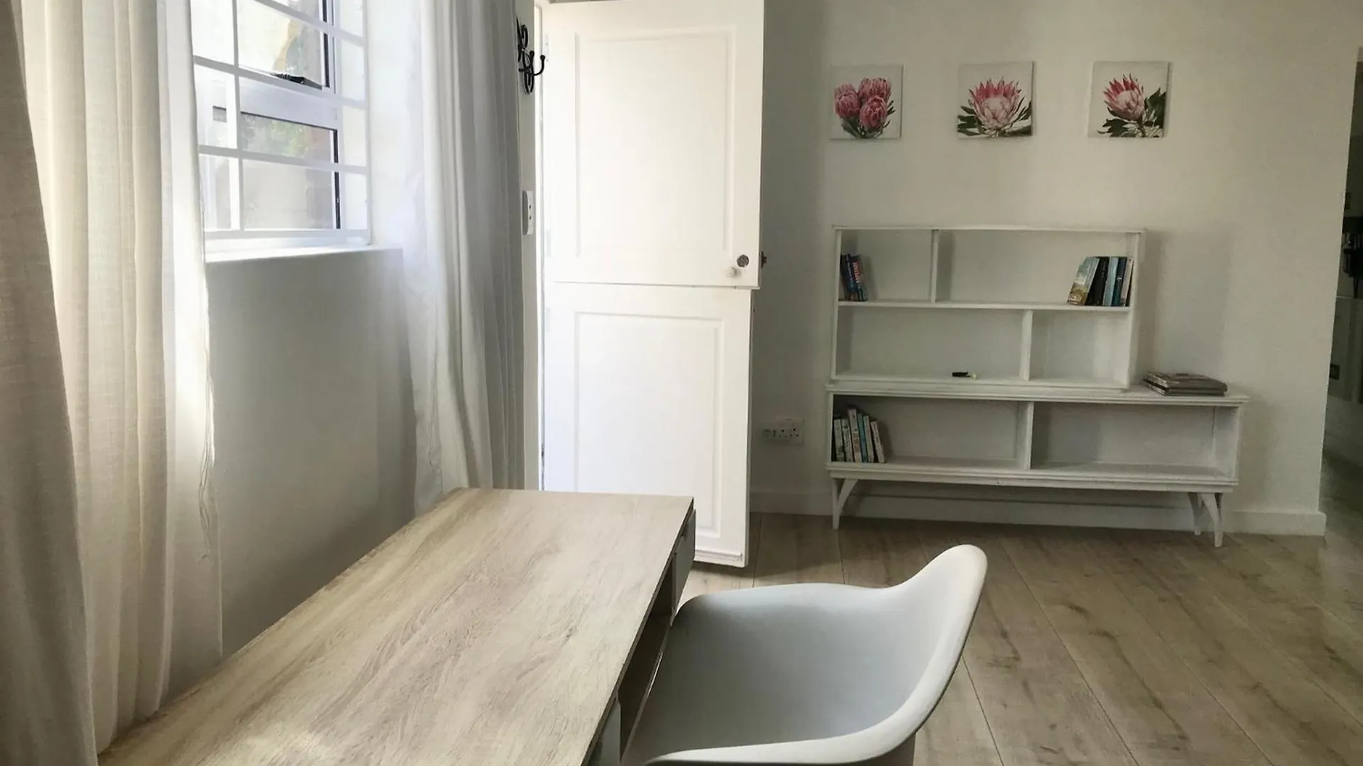 Apartment Sunset Beach Living Guesthouse Cape Town